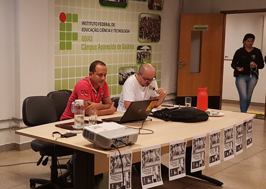 Professor Ibrahin (à esq.), durante palestra no Câmpus Aparecida de Goiânia, no último dia 8